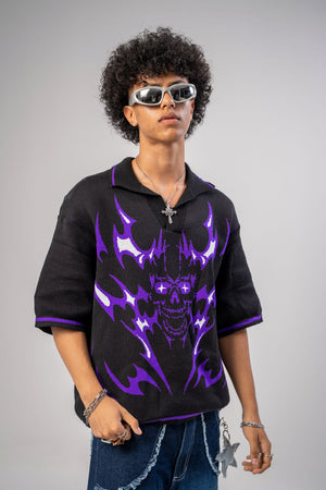 Polo tejido CHILL boxy fit negro con calavera flameada morada — streetwear gótico hecho en Colombia
