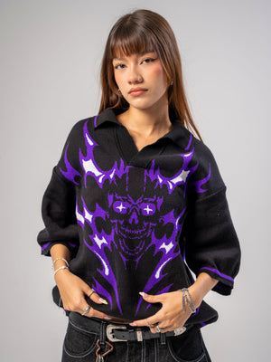 Polo tejido CHILL boxy fit negro con calavera flameada morada — streetwear gótico hecho en Colombia