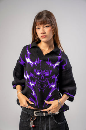 Polo tejido CHILL boxy fit negro con calavera flameada morada — streetwear gótico hecho en Colombia