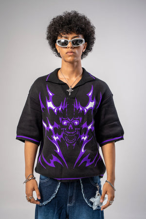 Polo tejido CHILL boxy fit negro con calavera flameada morada — streetwear gótico hecho en Colombia