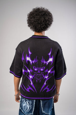 Polo tejido CHILL boxy fit negro con calavera flameada morada — streetwear gótico hecho en Colombia