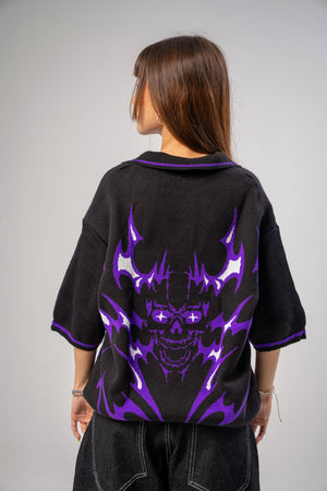 Polo tejido CHILL boxy fit negro con calavera flameada morada — streetwear gótico hecho en Colombia