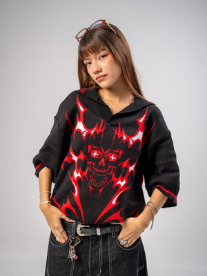 Polo tejido CHILL boxy fit negro con calavera flameada roja — streetwear gótico hecho en Colombia