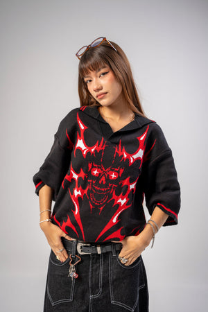 Polo tejido CHILL boxy fit negro con calavera flameada roja — streetwear gótico hecho en Colombia