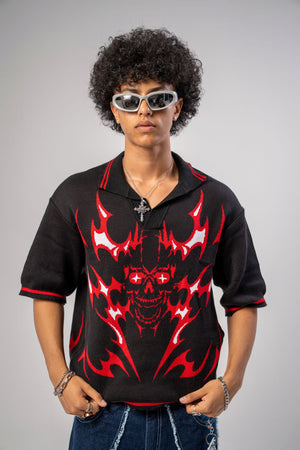 Polo tejido CHILL boxy fit negro con calavera flameada roja — streetwear gótico hecho en Colombia