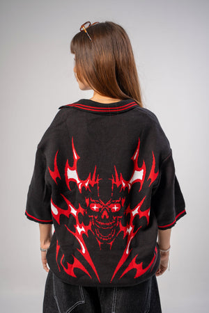 Polo tejido CHILL boxy fit negro con calavera flameada roja — streetwear gótico hecho en Colombia