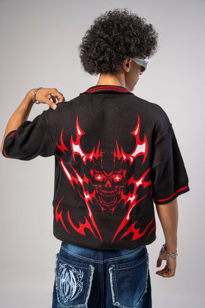 Polo tejido CHILL boxy fit negro con calavera flameada roja — streetwear gótico hecho en Colombia