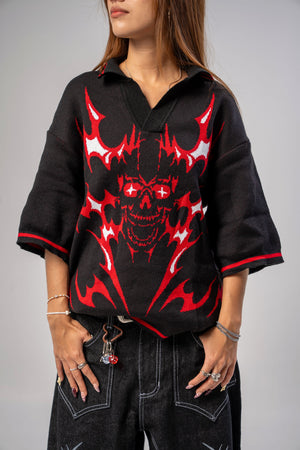Polo tejido CHILL boxy fit negro con calavera flameada roja — streetwear gótico hecho en Colombia