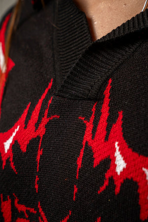 Polo tejido CHILL boxy fit negro con calavera flameada roja — streetwear gótico hecho en Colombia