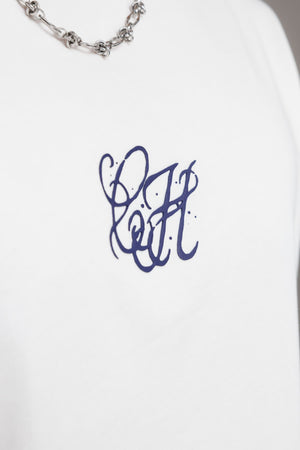 Camiseta regular fit CH Goth CHILL crudo unisex — 100% algodón peruano 250gr con monograma gótico CH en serigrafía azul marino, básico premium streetwear hecho en Colombia