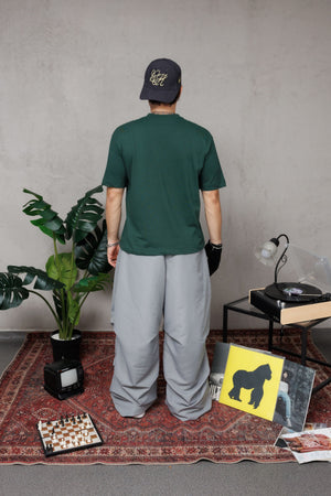 Camiseta regular fit CH Goth CHILL verde unisex — 100% algodón peruano 250gr con monograma gótico CH en serigrafía azul marino, básico premium streetwear hecho en Colombia