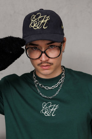 Camiseta regular fit CH Goth CHILL verde unisex — 100% algodón peruano 250gr con monograma gótico CH en serigrafía azul marino, básico premium streetwear hecho en Colombia