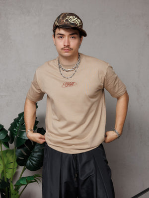 Camiseta regular fit Chill Classy CHILL beige unisex — 100% algodón peruano 250gr con lettering Chill script en serigrafía vinotinto, básico premium streetwear hecho en Colombia