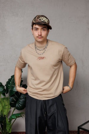 Camiseta regular fit Chill Classy CHILL beige unisex — 100% algodón peruano 250gr con lettering Chill script en serigrafía vinotinto, básico premium streetwear hecho en Colombia