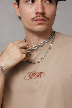 Camiseta regular fit Chill Classy CHILL beige unisex — 100% algodón peruano 250gr con lettering Chill script en serigrafía vinotinto, básico premium streetwear hecho en Colombia