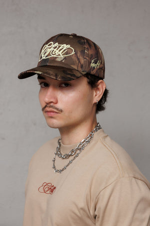Camiseta regular fit Chill Classy CHILL beige unisex — 100% algodón peruano 250gr con lettering Chill script en serigrafía vinotinto, básico premium streetwear hecho en Colombia
