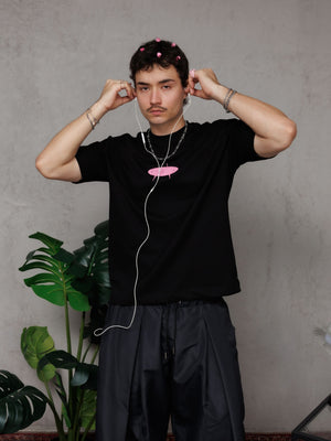 Camiseta regular fit Chill Star CHILL negra unisex — algodón peruano 250gr con logo espinas en serigrafía rosa neón, básico premium streetwear hecho en Colombia