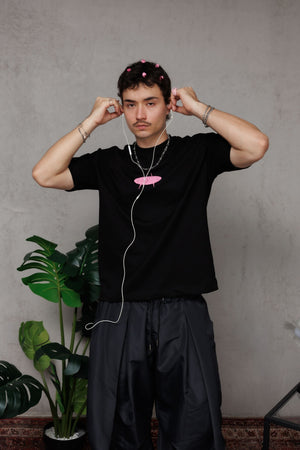 Camiseta regular fit Chill Star CHILL negra unisex — algodón peruano 250gr con logo espinas en serigrafía rosa neón, básico premium streetwear hecho en Colombia