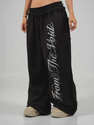 Sudadera From The Void CHILL negra baggy 400gr — algodón 100% unisex con efectos tela sobrante y estampado script en serigrafía, streetwear hecho en Colombia