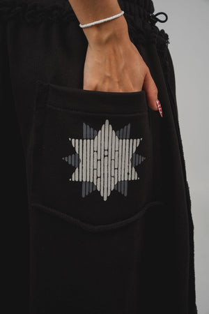 Sudadera From The Void CHILL negra baggy 400gr — algodón 100% unisex con efectos tela sobrante y estampado script en serigrafía, streetwear hecho en Colombia