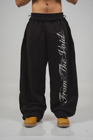 Sudadera From The Void CHILL negra baggy 400gr — algodón 100% unisex con efectos tela sobrante y estampado script en serigrafía, streetwear hecho en Colombia