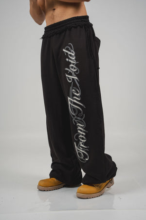 Sudadera From The Void CHILL negra baggy 400gr — algodón 100% unisex con efectos tela sobrante y estampado script en serigrafía, streetwear hecho en Colombia