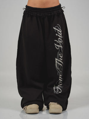Sudadera From The Void CHILL negra baggy 400gr — algodón 100% unisex con efectos tela sobrante y estampado script en serigrafía, streetwear hecho en Colombia