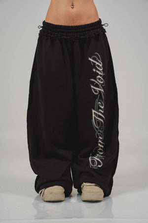 Sudadera From The Void CHILL negra baggy 400gr — algodón 100% unisex con efectos tela sobrante y estampado script en serigrafía, streetwear hecho en Colombia