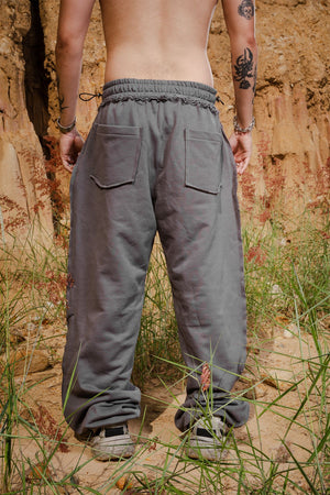 Sudadera Lace CHILL gris baggy 400gr — algodón premium con detalles raw edge deconstruidos y estampado en serigrafía, streetwear hecho en Colombia