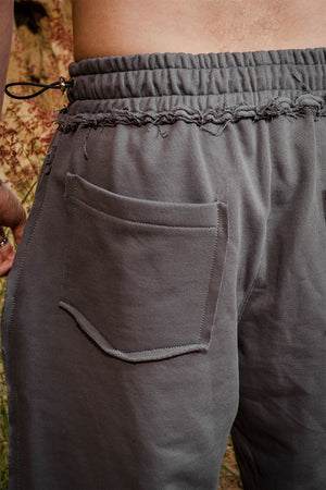 Sudadera Lace CHILL gris baggy 400gr — algodón premium con detalles raw edge deconstruidos y estampado en serigrafía, streetwear hecho en Colombia