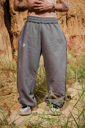 Sudadera Lace CHILL gris baggy 400gr — algodón premium con detalles raw edge deconstruidos y estampado en serigrafía, streetwear hecho en Colombia