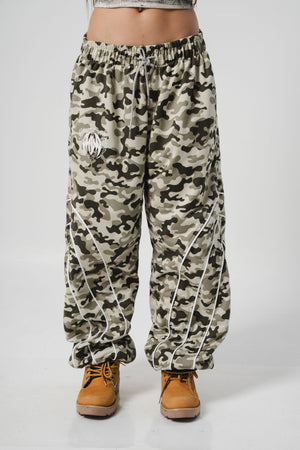 Sudadera Camo CHILL gris verdoso baggy — algodón con ribetes blancos y bordado tribal, streetwear hecho en Colombia