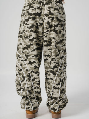 Sudadera Camo CHILL gris verdoso baggy — algodón con ribetes blancos y bordado tribal, streetwear hecho en Colombia
