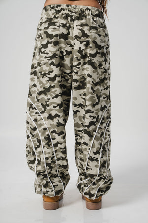 Sudadera Camo CHILL gris verdoso baggy — algodón con ribetes blancos y bordado tribal, streetwear hecho en Colombia