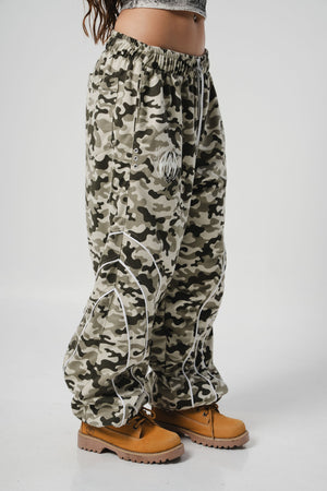 Sudadera Camo CHILL gris verdoso baggy — algodón con ribetes blancos y bordado tribal, streetwear hecho en Colombia