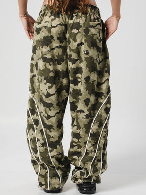 Sudadera Camo CHILL verde baggy — algodón con ribetes blancos y bordado tribal, streetwear hecho en Colombia