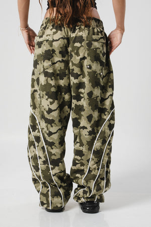 Sudadera Camo CHILL verde baggy — algodón con ribetes blancos y bordado tribal, streetwear hecho en Colombia