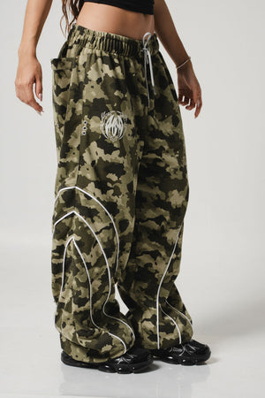 Sudadera Camo CHILL verde baggy — algodón con ribetes blancos y bordado tribal, streetwear hecho en Colombia