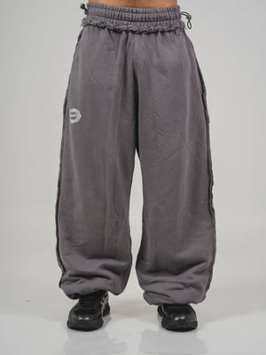 Sudadera Lace CHILL gris baggy 400gr — algodón premium con detalles raw edge deconstruidos y estampado en serigrafía, streetwear hecho en Colombia