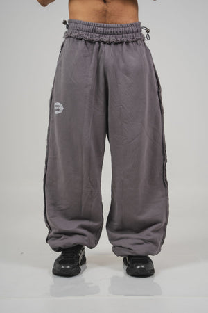 Sudadera Lace CHILL gris baggy 400gr — algodón premium con detalles raw edge deconstruidos y estampado en serigrafía, streetwear hecho en Colombia