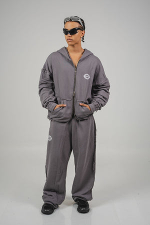 Sudadera Lace CHILL gris baggy 400gr — algodón premium con detalles raw edge deconstruidos y estampado en serigrafía, streetwear hecho en Colombia