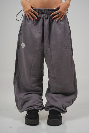 Sudadera Lace CHILL gris baggy 400gr — algodón premium con detalles raw edge deconstruidos y estampado en serigrafía, streetwear hecho en Colombia