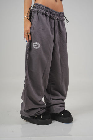 Sudadera Lace CHILL gris baggy 400gr — algodón premium con detalles raw edge deconstruidos y estampado en serigrafía, streetwear hecho en Colombia