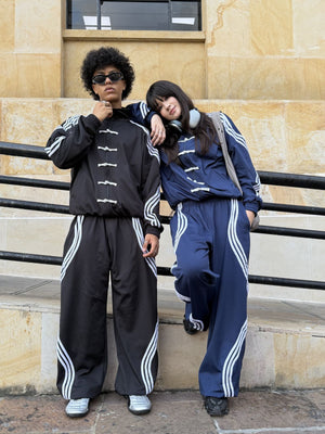 Sudadera Ondas CHILL azul marino baggy — tela scuba unisex con ondas en sesgo aéreo, ajustable en cintura y botas, streetwear hecho en Colombia