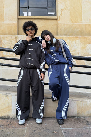 Sudadera Ondas CHILL azul marino baggy — tela scuba unisex con ondas en sesgo aéreo, ajustable en cintura y botas, streetwear hecho en Colombia