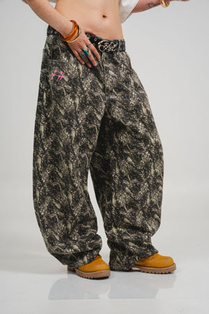 Timber Jean CHILL barrel unisex — 100% algodón con estampado woodland abstracto y logo CHILL en rosado, denim streetwear hecho en Colombia