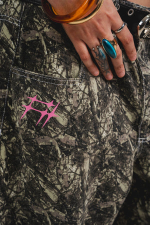 Timber Jean CHILL barrel unisex — 100% algodón con estampado woodland abstracto y logo CHILL en rosado, denim streetwear hecho en Colombia