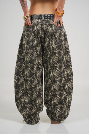 Timber Jean CHILL barrel unisex — 100% algodón con estampado woodland abstracto y logo CHILL en rosado, denim streetwear hecho en Colombia