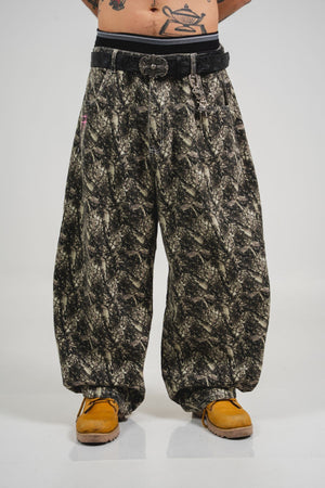 Timber Jean CHILL barrel unisex — 100% algodón con estampado woodland abstracto y logo CHILL en rosado, denim streetwear hecho en Colombia