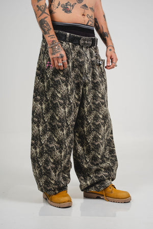 Timber Jean CHILL barrel unisex — 100% algodón con estampado woodland abstracto y logo CHILL en rosado, denim streetwear hecho en Colombia